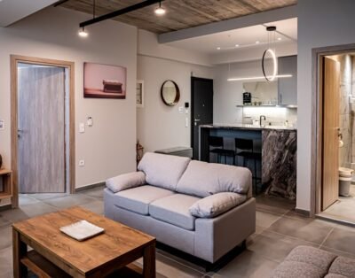 Vintage Road Apartment in Piraeus